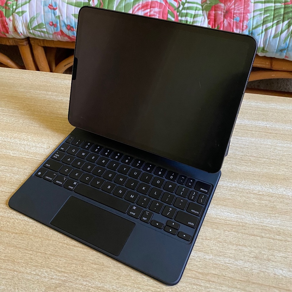 2020 Apple iPad Pro (11-inch, Wi-Fi + Cellular, 128GB) WITH MAGIC KEYBOARD